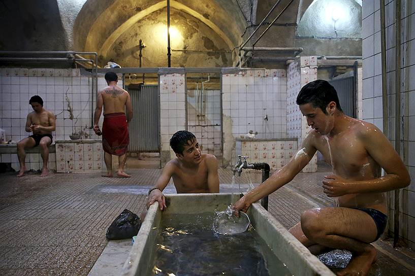 Тегеран, Иран. Молодые рабочие купаются в общественной бане
