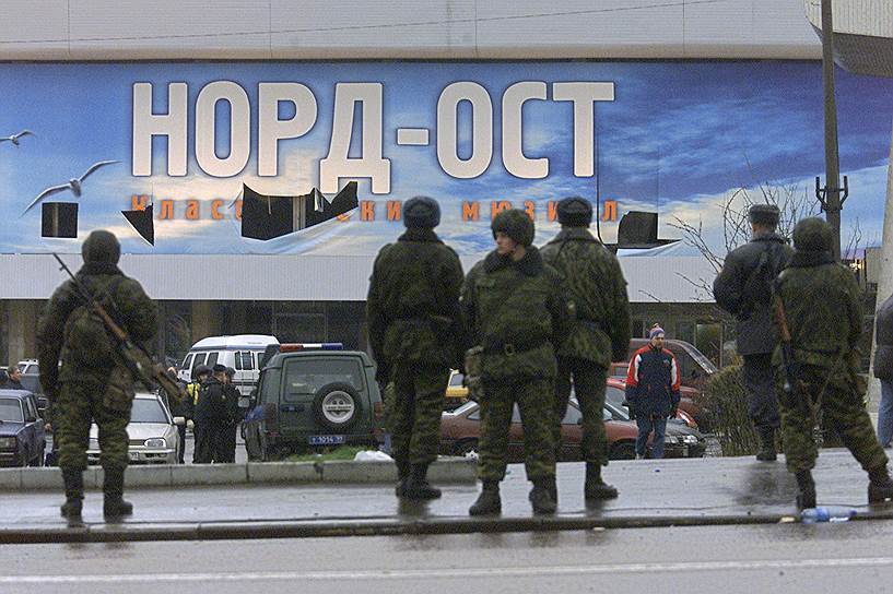23 октября 2002 года  группа боевиков под руководством чеченского сепаратиста Мовсара Бараева захватила свыше 900 заложников в здании московского Театрального центра на Дубровке во время мюзикла «Норд-Ост». Во время штурма здания, спустя три дня, в зал, где находились террористы и заложники, был пущен газ. По официальным данным, погибли 130 человек, более 700 человек получили ранения