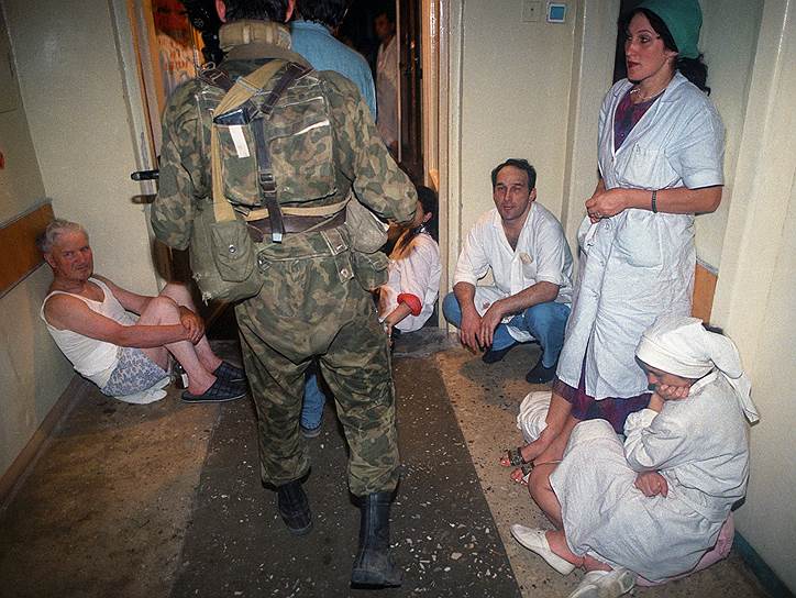 14 июня 1995 года в Буденновске отряд боевиков во главе с Шамилем Басаевым захватил больницу, где находилось около двух тысяч человек. Шесть суток заложников держали без еды и воды. В результате теракта 143 заложника были убиты, около 400 ранены