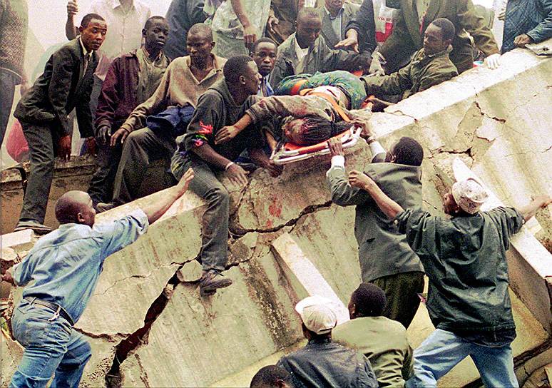 7 августа 1998 года в Найроби (Кения) возле посольства США был взорван грузовик со взрывчаткой.  Погибли 213 человек. Более пяти тыс. человек получили ранения. Ответственность за теракт взяла на себя радикальная организация «Исламская армия освобождения исламских святынь»