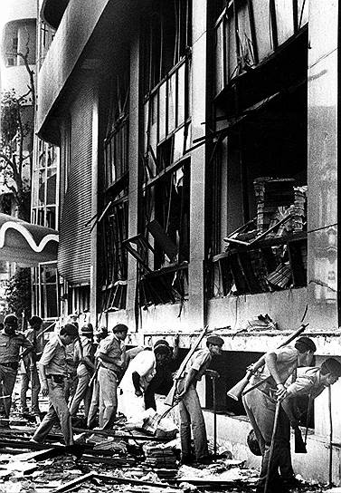 12 марта 1993 года в Бомбее (сейчас — Мумбаи) была совершена серия терактов. Взрывы организовала преступная группировка, во главе которой стоял Давууд Ибрагим. Террористы взорвали 13 начиненных взрывчаткой машин возле зданий фондовой биржи, иммиграционного департамента, почтамта и нескольких гостиниц. В результате взрывов погибло 257 человек