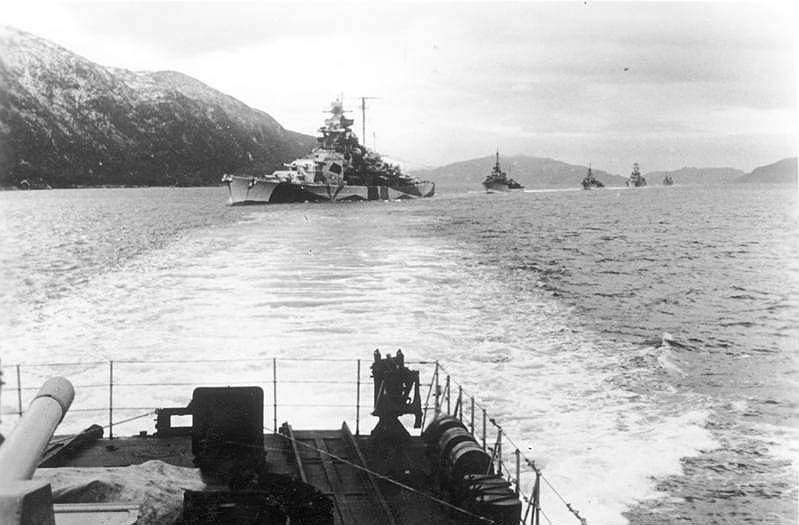Ответственным за планирование и проведение операции был назначен командующий британским флотом метрополии вице-адмирал Брюс Фрэзер.  Первоначально операция получила название  «Трастфул» (от англ. «доверчивый»), однако позднее было решено переименовать ее в «Тангстен» (от англ. «вольфрам»).  Согласно плану, «Тирпиц» должен был быть атакован в середине марта 1944 года, незадолго до предполагаемого срока завершения ремонта. Первоначальная дата была перенесена из-за задержки, связанной с ремонтом  «HMS Victorious». Рассматривался и вариант отмены операции, так как  «HMS Victorious» был необходим в Индийском океане, чтобы сдерживать Японию. Но эта проблема была вскоре решена передачей  восточному британскому флоту авианосца «USS Saratoga» вместо «HMS Victorious» для действий в Индийском океане