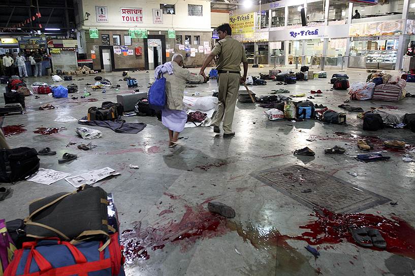 С 26 по 29 ноября 2008 года произошла серия терактов известная как «Атака на Мумбаи». Исламские террористы из организации «Деккан Муджахедин» напали в нескольких местах сразу. Одна группа открыла стрельбу из автоматов в здании вокзала Виктории, две другие захватили заложников гостиницах «Тадж-Махал» и «Оберой», четвертая атаковала полицейский участок. Всего было зафиксировано семь нападений (в том числе на госпиталь и Еврейский центр). В результате теракта погибло около 170 человек и больше 300 было ранено