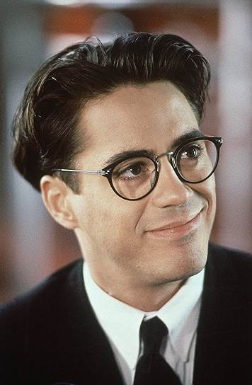 Роберт Дауни-младший начал актерскую карьеру еще ребенком, сыграв в фильме своего отца «Загон» (1970). В начале 1990-х он стал востребованным актером, благодаря ролям в фильмах «Эйр Америка» (1990), «Мыльная пена» (1991, кадр на фото) и «Прирожденные убийцы» (1994)