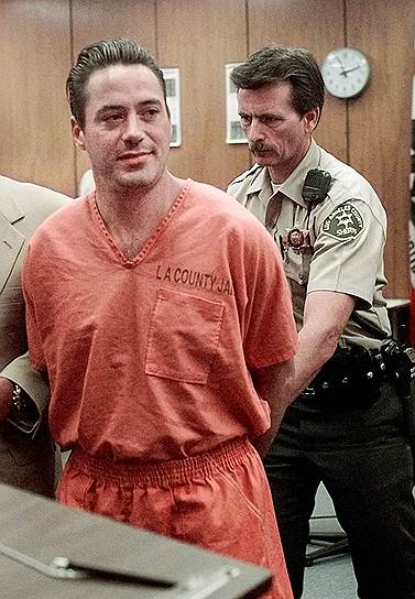 На взлете карьеры у актера начались проблемы с наркотиками. В 1996 году Роберт Дауни-младший был арестован за хранение героина, кокаина и заряженного огнестрельного оружия. Несколько месяцев он провел в тюрьме