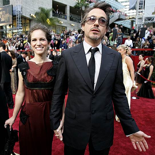 «Я знаю, что почти все в моем возрасте постоянно хотят кого-то трахнуть. И если у них появляется жена, они тут же начинают думать о том, как бы трахнуть ее подругу. Но я не такой. Мой союз с Сьюзан священен»
&lt;br>
Переломным событием в жизни Дауни-младшего оказалось знакомство с продюсером Сьюзан Левин (на фото) на съемках триллера «Готика». Актер прошел очередной курс лечения в Лос-Анджелесе ради своей любви к Сьюзан и, вылечившись, сделал ей предложение. 27 августа 2005 года пара сыграла свадьбу