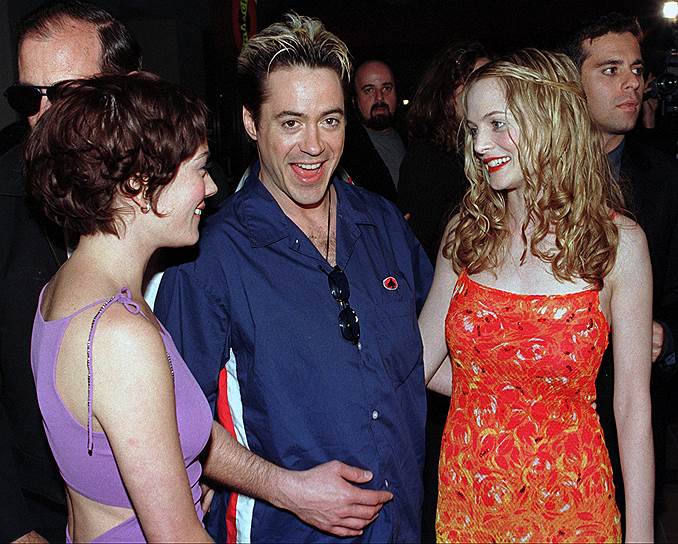 С актрисами Наташей Грегсон-Вагнер (слева) и Хизер Грэм на премьере фильма «Две девушки и парень», вскоре после освобождения из тюрьмы