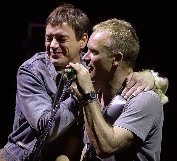 «Те, кто жрал всякое дерьмо, думаю, знают: наркотик — это заряженный пистолет, ствол которого лежит у тебя во рту. Ты прекрасно понимаешь, что он заряжен, но ничего не можешь поделать»
На фото: Роберт Дауни-младший и Стинг, 2001 год