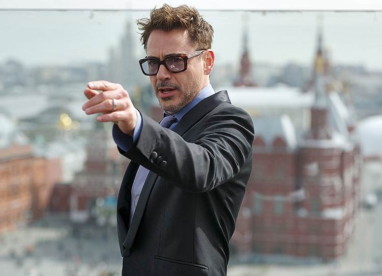 Роберт Дауни-младший в 2015 году был признан самым высокооплачиваемым актером в рейтинге Forbes. В период с августа 2014 года по август 2015 года он заработал $80 млн, во многом благодаря успеху франшизы «Мстители»
&lt;br>На фото: актер на крыше московского отеля The Ritz-Carlton