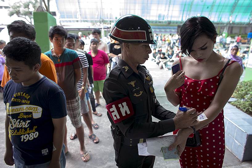 В армию Таиланда теперь будет призывать монахов, транссексуалов и трансвеститов