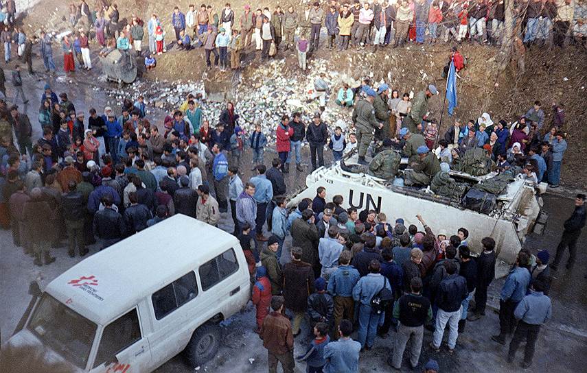 Боснийских сербов поддерживала Сербия, в том числе поставками оружия. Несмотря на то, что главной целью сербов были мусульмане, в ходе осады Сараево погибли также мирные сербы и хорваты