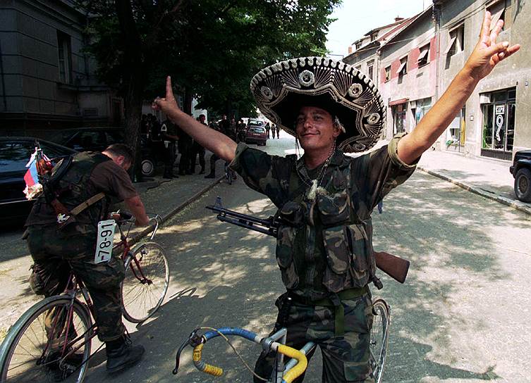 5 августа 1995 года власти Хорватии приняли решение о начале наступления на Сербскую Краину, созданную в 1991 году в ответ на действия хорватских республиканских властей, поддерживающих отделение от Югославии. К 7 августа хорватская армия захватила столицу Сербской Краины город Книн и отправились в Западную Боснию, таким образом, перевернув ход войны и оказав военную помощь хорватско-мусульманским силам, чему сербы больше не могли противостоять
&lt;br>На фото: хорватские солдаты после захвата города Книн