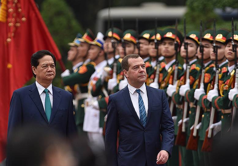 Премьер-министры России и Вьетнама Дмитрий Медведев (справа) и Нгуен Тан Зунг 