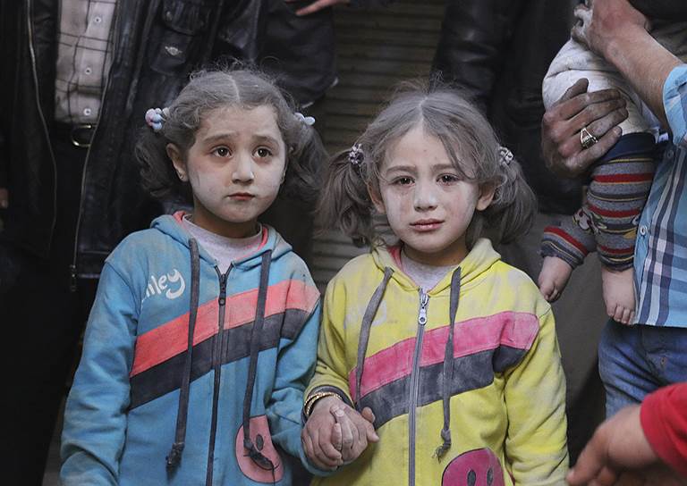 Алеппо, Сирия. Дети, выжившие при ракетном обстреле города силами, лояльными Башару Асаду