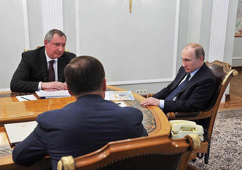 Президент России Владимир Путин (справа), глава объединенной ракетно-космической корпорации (Роскосмоса) Игорь Комаров (слева на первом плане) и вице-премьер РФ Дмитрий Рогозин (слева на втором плане) 