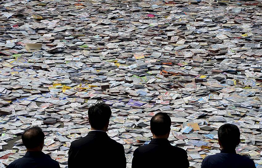 Провинция Шаньси, Китай. Чиновники смотрят на пиратские копии DVD и CD-дисков