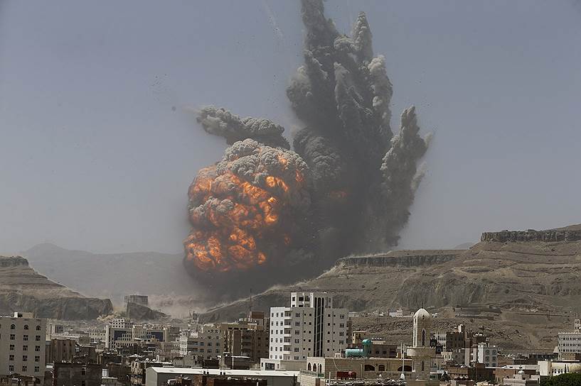 Сана, Йемен. Последствия воздушного удара, нанесенного по оружейным складам