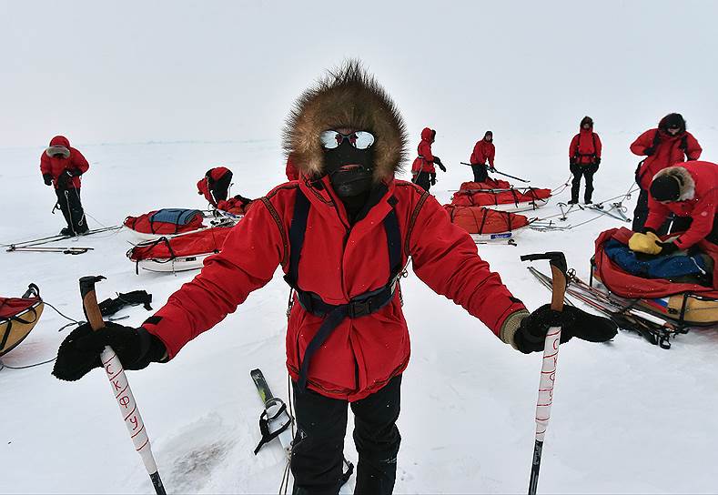 На Северный полюс отправились путешественники Матвей Шпаро и Борис Смолин, министр образования и науки Дмитрий Ливанов, трое одиннадцатиклассников, двое десятиклассников и два студента первого курса