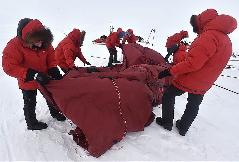 Участники жили в палатке на 10 человек. Ее приходилось ставить в пургу и ветер до 15 м/с. Шли в полярный день, когда светло 24 часа в сутки