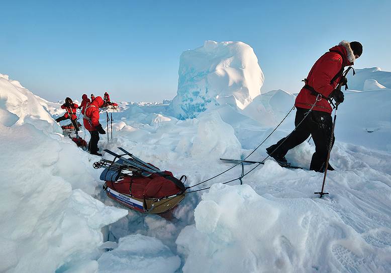 В один из дней похода участники заснули в одной точке, а когда проснулись, обнаружили, что льдины унесли их на пять километров в сторону на восток