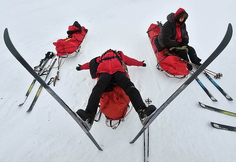На лыжах в группе решил не идти один участник. Виталий Гаспарян половину километров до полюса прошел пешком