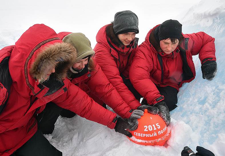 Они положили капсулу с посланием в торос рядом с географическим Северным полюсом