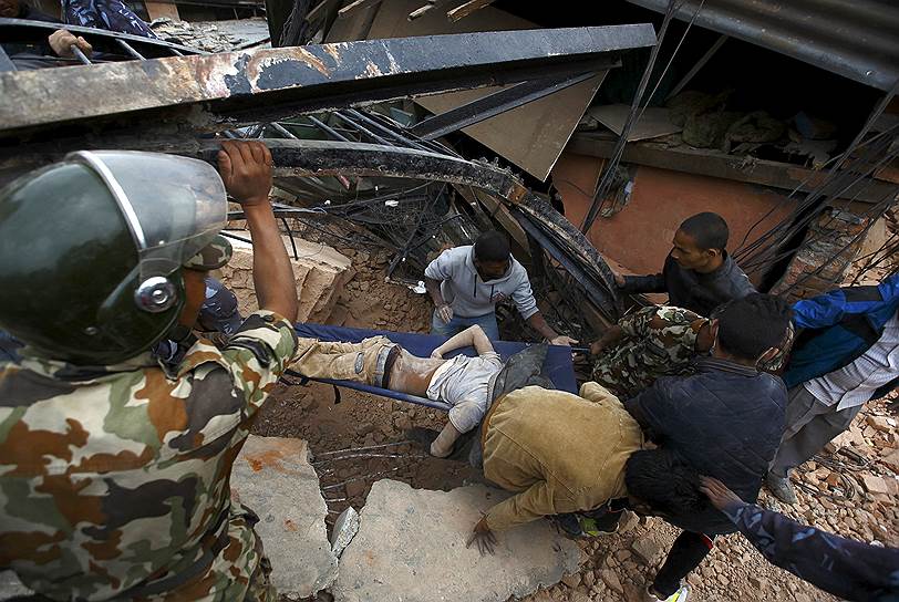 25 апреля. Около 2500 человек стали жертвами землетрясения в Непале