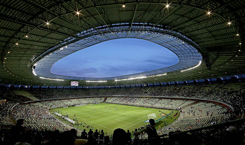 Компания Philips разработала освещение для 9 из 12 бразильских футбольных стадионов, которые приняли матчи Чемпионата мира в 2014 году. Игровое поле стадиона “Кастелан” в Форталезе освещают новейшие прожекторы Philips ArenaVision. Они создают оптимальные условия для онлайн-трансляций, записи видео в формате HD и съемки суперзамедленных повторов лучших моментов матчей. Решение Philips ArenaVision позволило расширить функциональность стадиона. Световые эффекты прожектора используются, например, при проведении музыкальных концертов