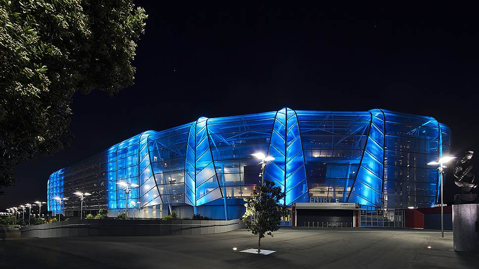 Арxитектурное освещение фасада арены “Иден Парк” в Новой Зеландии действительно впечатляет.  Концепция освещения, разработанная Philips, подчеркивает легкость уникальной конструкции, выполненной из стекла. Выступающие архитектурные элементы, имеющие форму  папоротника, получили освещение насыщенных цветов. Другие части фасада залиты  вертикальным узором из чередующихся темных и светлых полос. Во время проведения игр стадион окрашивается в цвета, соревнующихся в этот день команд – для этого 24 светодиодных прожектора Philips ColorReach Powercore были размещены на разном расстоянии друг от друга с внутренней стороны фасада