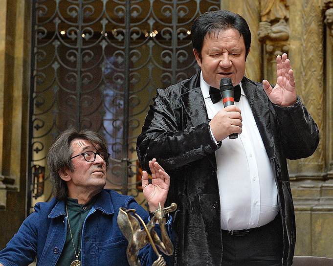 Юрий Башмет и Александр Митрошенков (справа) протянули руки вверх
