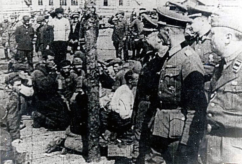 Лагерь был создан по приказу рейхсфюрера СС Генриха Гиммлера (на фото третий справа). Он приезжал в Освенцим несколько раз, инспектируя лагеря, а также отдавая приказы по их расширению. 3 сентября 1941 года для убийства людей был впервые использован газ. В июле 1942 года Гиммлер лично демонстрировал его использование на узниках Аушвица II. Весной 1944 года Гиммлер приехал в лагерь со своей последней инспекцией, в ходе которой было приказано убить всех неработоспособных цыган