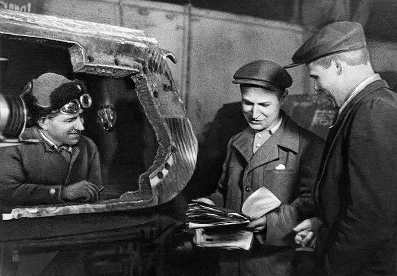Февраль 1945. Бригадир Агарков (в центре) сдает старшему мастеру цеха Шинкаренко (слева) танковую башню. Справа - слесарь-сборщик Марков