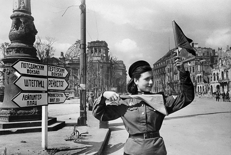 Май 1945. Великая Отечественная война окончена. На перекрестке Берлина. Девушка-регулировщик