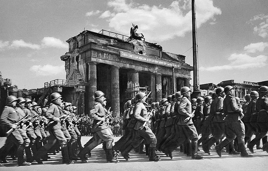 Парад советских войск у Бранденбургских ворот в Берлине