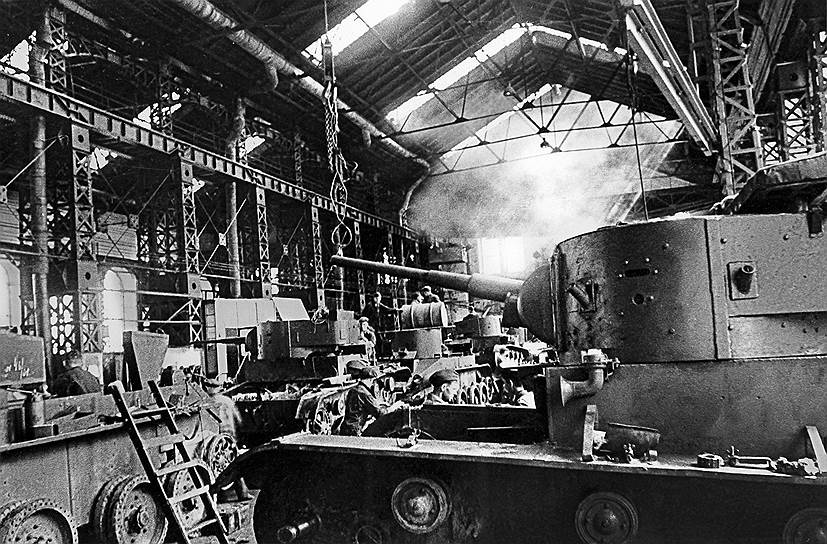 Сентябрь 1941. Осада Одессы. Ремонт танков БТ-5 и БТ-7 на заводе имени Январского восстания