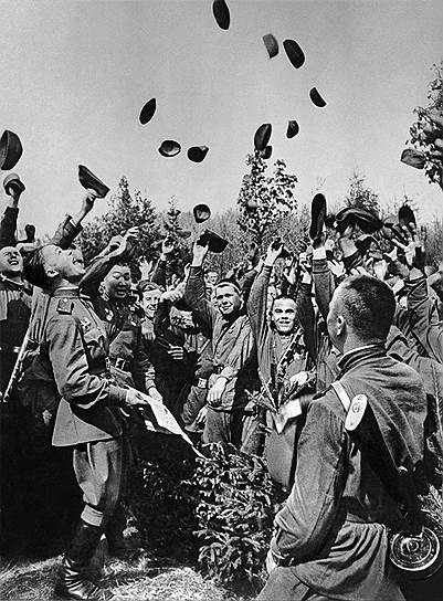 Май 1945. Весть о капитуляции гитлеровцев пришла в войска 2-го Белорусского фронта