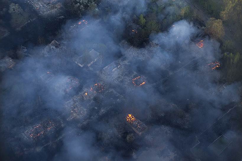Ченобыль, Украина. Вид с вертолета на леса, охваченные пожаром