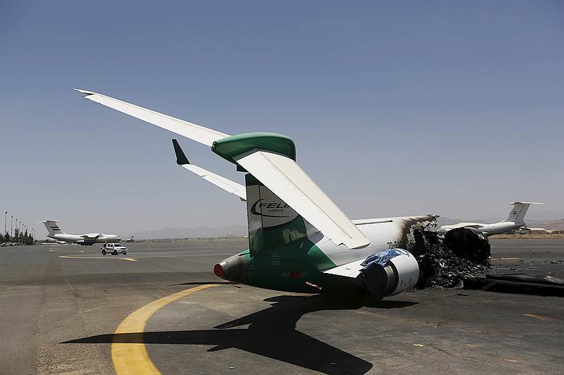 Сана, Йемен. Самолет Felix Airways после авиаударов по столичному аэропорту