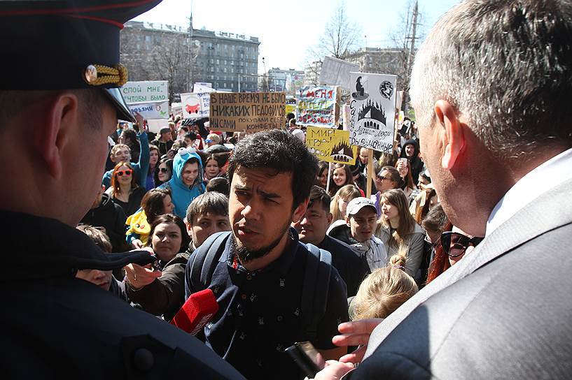 1 мая. Полиция Новосибирска не позволила участникам молодежной акции «Монстрация», которых в центре города собралось около 2 тыс. человек, принять участие в общегородском шествии. В правоохранительных органах объяснили это тем, что акция не была согласована с властями города. В результате «монстранты» были вынуждены направиться в обратную к общегородскому шествию сторону по направлению к бывшему аэропорту «Северный»