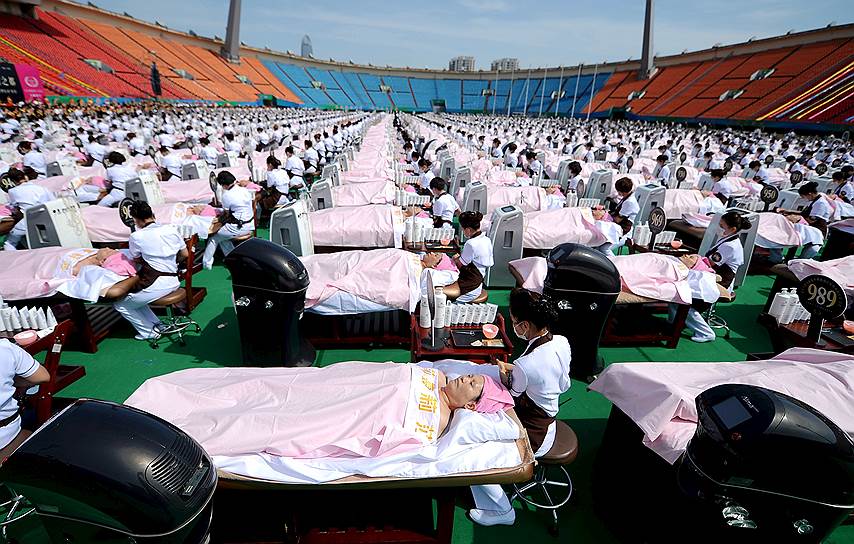 Провинция Шаньдун, Китай. Тысяча клиентов одновременно получает массаж лица в спортивном центре города Цзинань