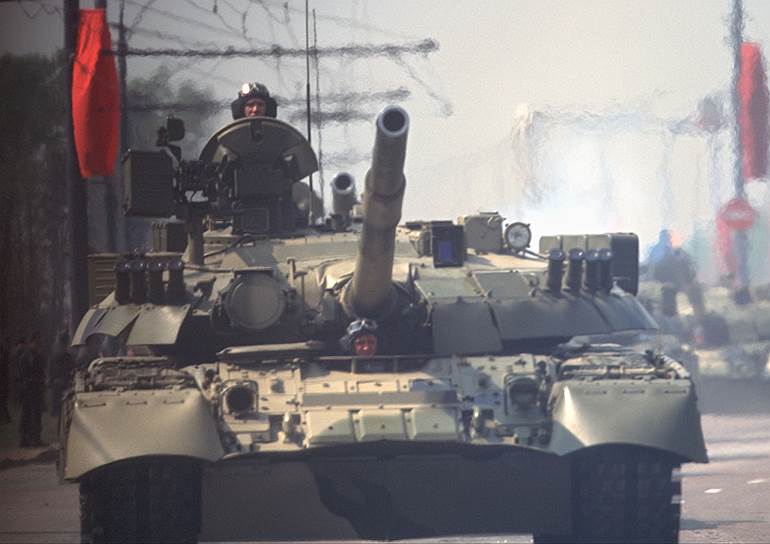 Танк Т-72 во время парада в честь Дня Победы на Поклонной горе 9 мая 1995 года
