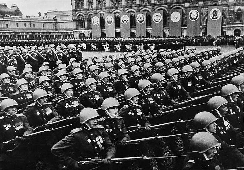 Первый парад в честь победы в Великой Отечественной войне состоялся на Красной площади 24 июня 1945 года. Приказ о его проведении Иосиф Сталин подписал 22 июня
