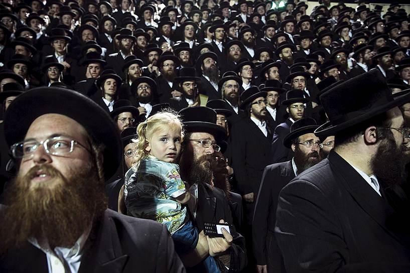 Бней-Брак, Израиль. Ультраортодоксальные евреи собираются у костра во время празднования еврейского праздника Лаг ба-Омер