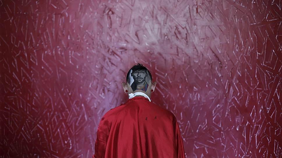 Сан-Паулу, Бразилия. 15-летний мальчик с выбритым на голове портретом футбольного игрока Неймара перед началом трансляции матча Лиги чемпионов между командами «Барселона» и «Бавария»