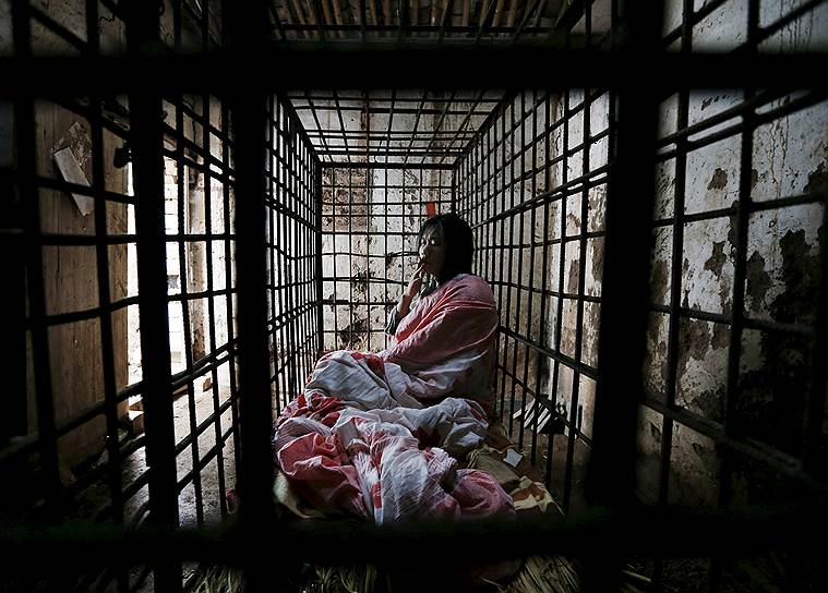 Чжэцзян, Китай. Чжао Сяян с 2001 года живет в клетке после того как он забил до смерти мужчину и у него было диагностировано психическое расстройство. Все эти годы за ним ухаживает мать, готовя еду и заботясь о гигиене
