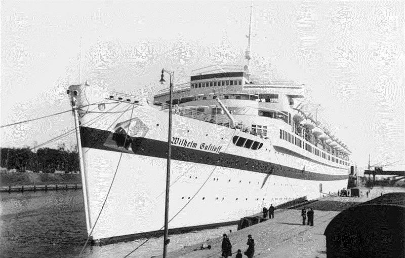 В январе 1945 года немецкий корабль «Wilhelm Gustloff» был поражен тремя торпедами в Балтийском море. В это время корабль проводил  эвакуацию гражданских лиц, военнослужащих и нацистских чиновников, которые были окружены Красной Армии в Восточной Пруссии. Спустя 45 минут корабль затонул, погибли более 9 400 человек