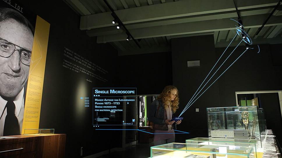 Система светодиодного освещения, установленная Philips в Музее истории науки Бурхаве (Лейден, Нидерланды), обеспечивает функцию навигации, в которой роль геолокационных меток выполняют светодиодные светильники. Специальное мобильное приложение, которое с ними взаимодействует, не только помогает посетителям ориентироваться в музее, но также предоставляет дополнительную информацию о ближайших экспонатах
