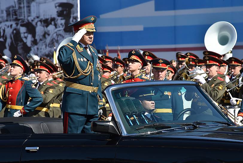 Министр обороны России Сергей Шойгу объезжает выстроенные для парада войска 