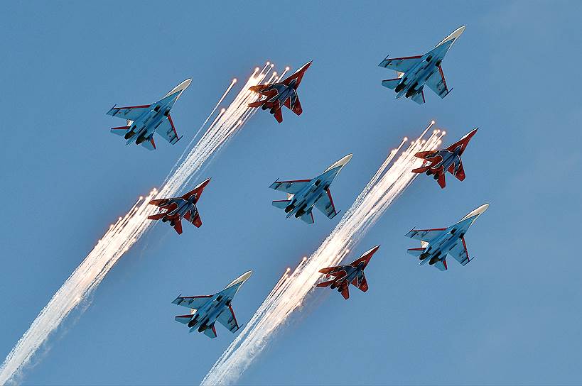 Над Красной площадью пролетели истребители Су-35, учебно-боевые самолеты Як-130, стратегические бомбардировщики Ту-22М3, Ту-95МС и Ту-160
