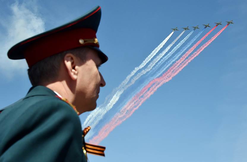 Московское небо раскрасилось в цвета российского триколора — это финальный маневр 